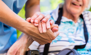 Schmuckbild: Pflegende Person hält Hand von Dame