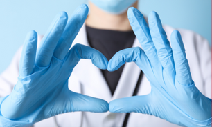 Schmuckbild: Herz aus Händen in blauen Handschuhen
