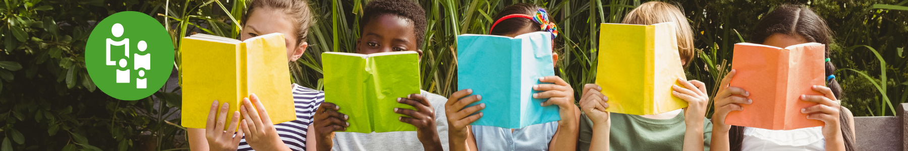 Schmuckbild: Kinder halten Bücher vor Gesichter